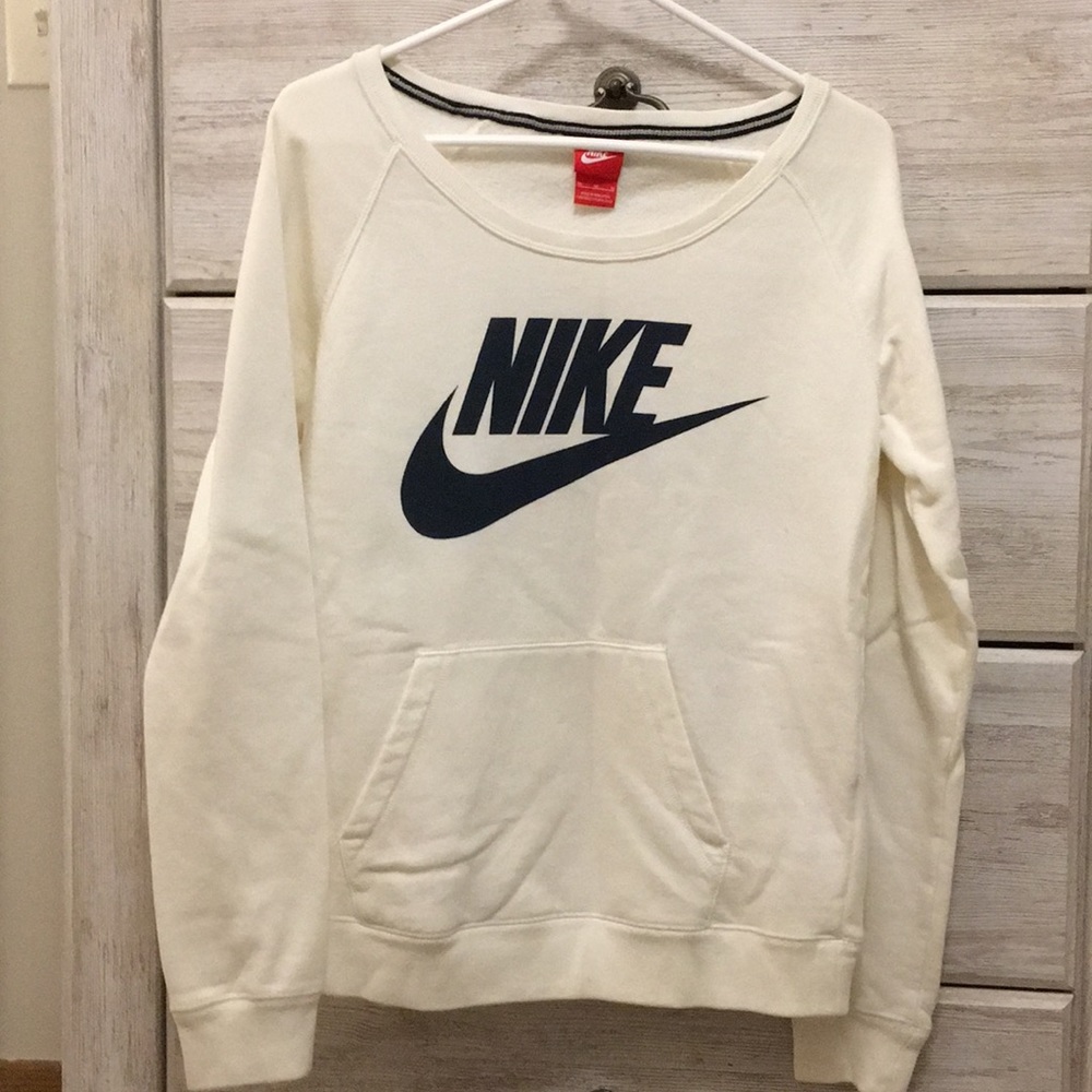 white nike sweatshirt with pockets